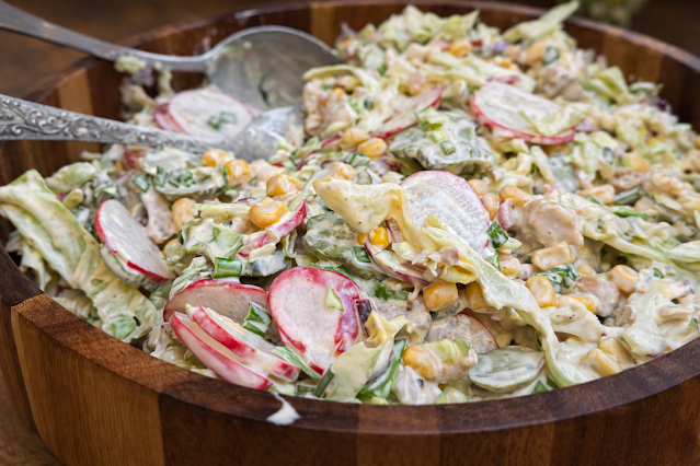 Chrupiąca sałatka z młodą kapustą i kurczakiem udka