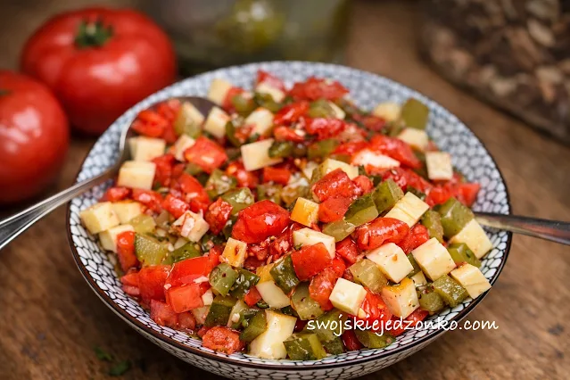 Sałatka z pomidorów, ogórków kiszonych i wędzonego sera