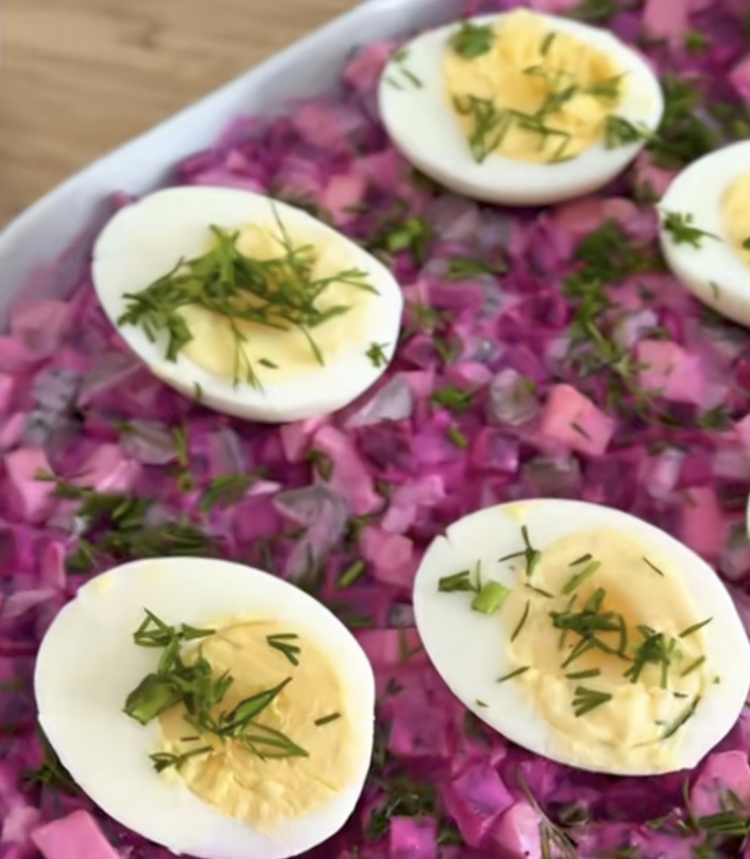 Jajka w sosie z buraczkami